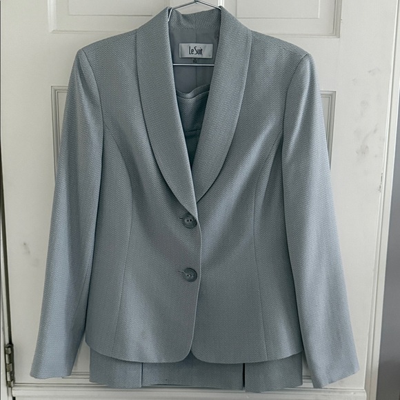 Le Suit Jackets & Blazers - Le Suit Women's Light Gray Shawl Collar two piece suit